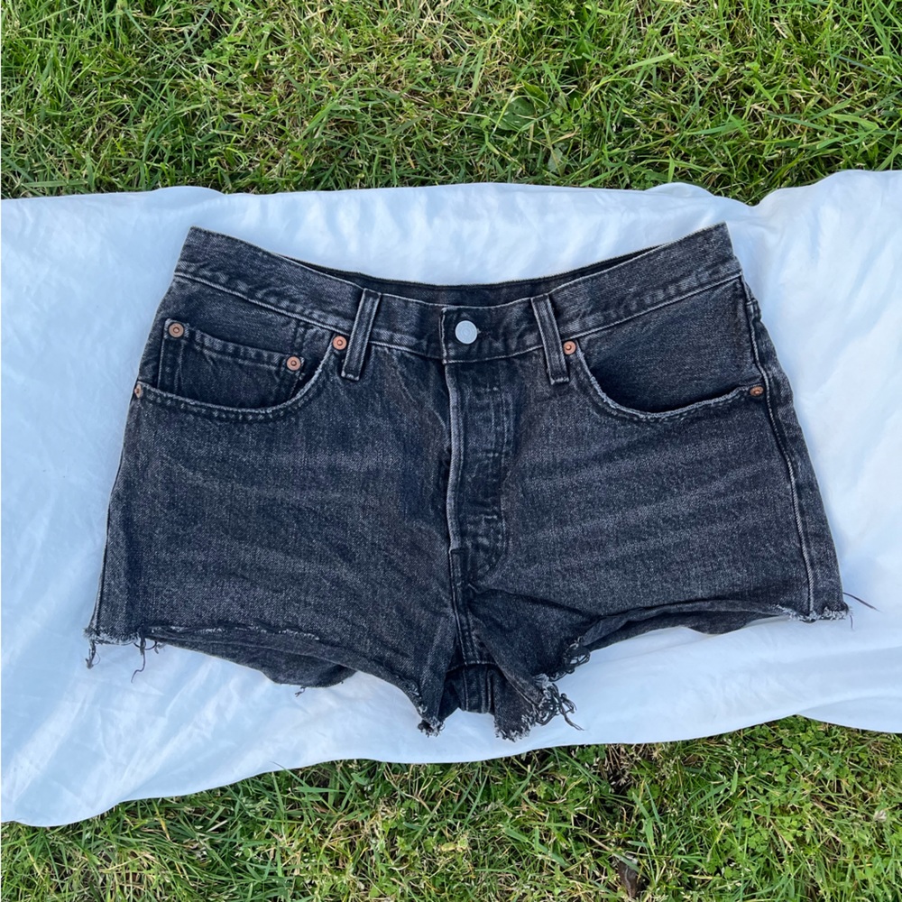 Black 501 Levi shorts